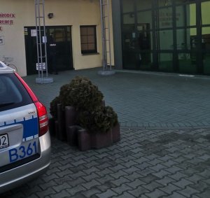 Policjanci kontrolujący przestrzeganie obowiązujących obostrzeń w siłowniach i sklepach