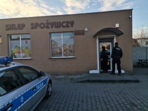 Policjanci kontrolujący przestrzeganie obowiązujących obostrzeń w siłowniach i sklepach