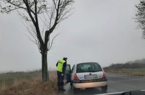 Funkcjonariusz Ogniwa Ruchu Drogowego kontrolujący trzeźwość kierowców