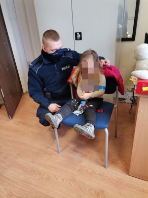 Policjant pomógł zagubionej 3-latce