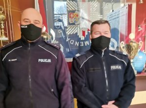 Policjanci uratowali mężczyznę leżącego w rowie