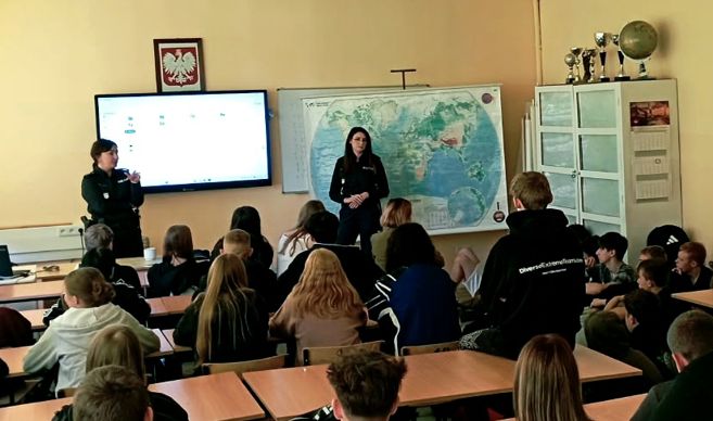 Prelekcja policjantek o przemocy rówieśniczej w Górze